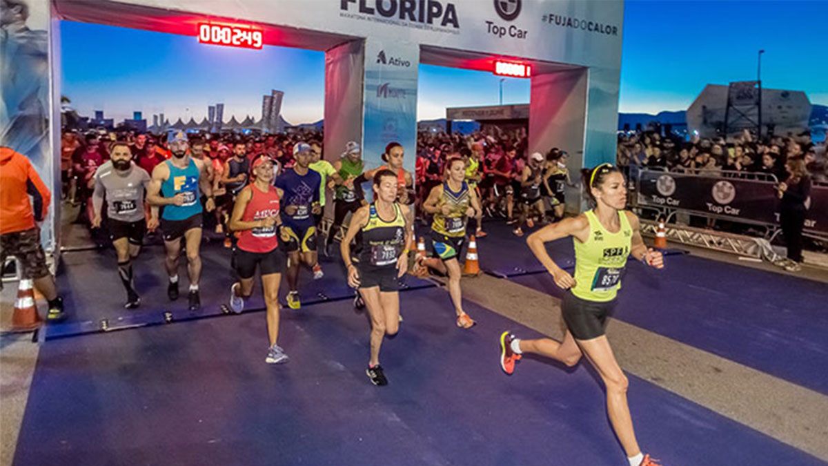 Corridas em Santa Catarina: imagem de corredores na largada da Maratona 42K de Floripa.