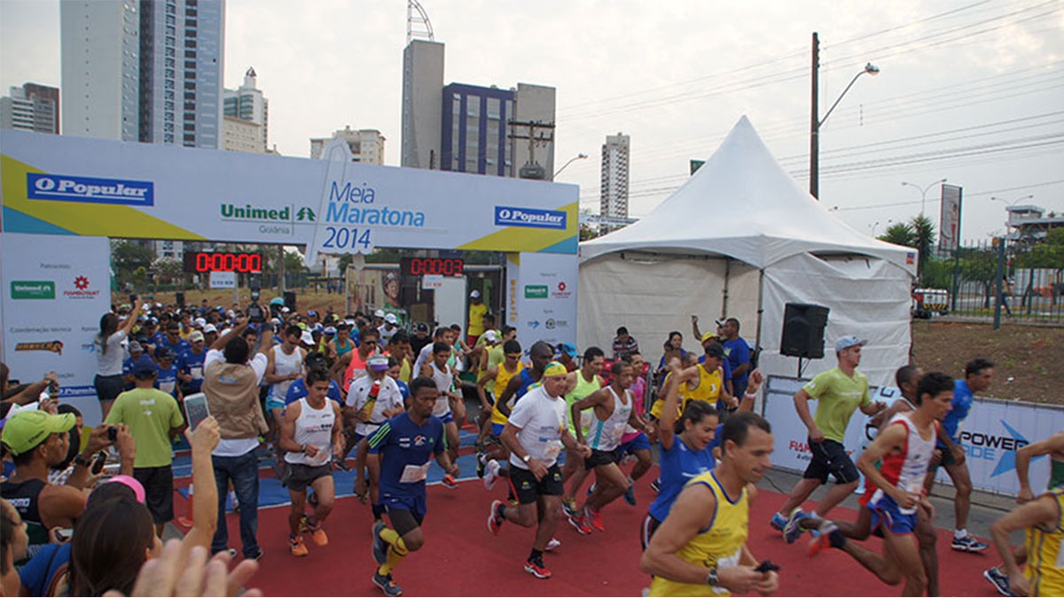 Imagem de corredores na Maratona de Goiânia 2014.