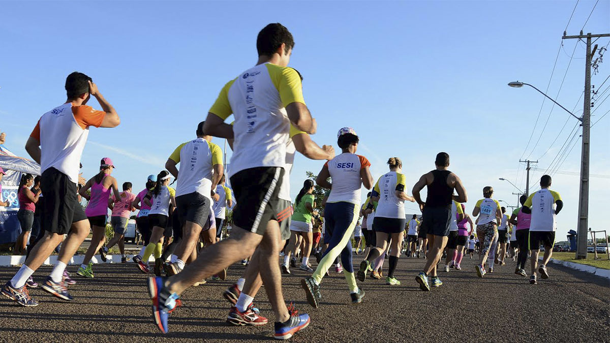 Corridas no Tocantins: imagem de corredores na largada do Sesi Corrida de Rua do Trabalhador.