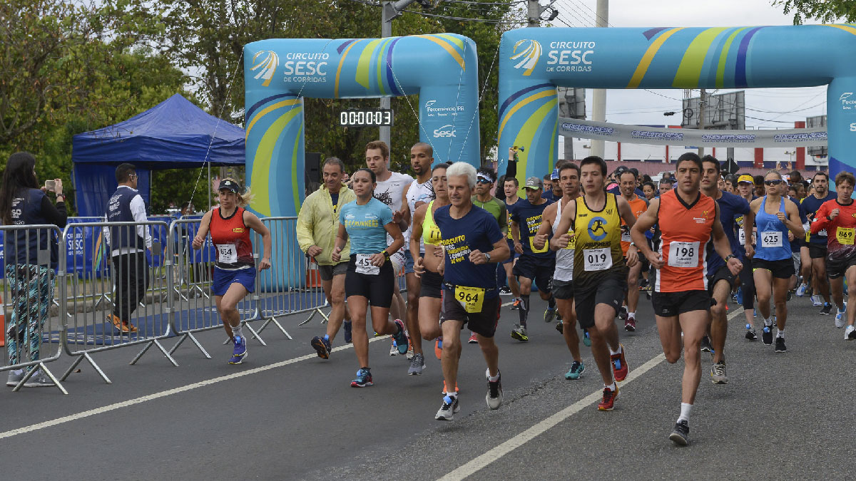 Imagem de corredores na largada do Circuito Senac de Corridas.