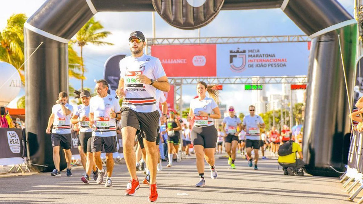 Corridas na Paraíba: imagem de corredores na Meia Maratona Internacional de João Pessoa.