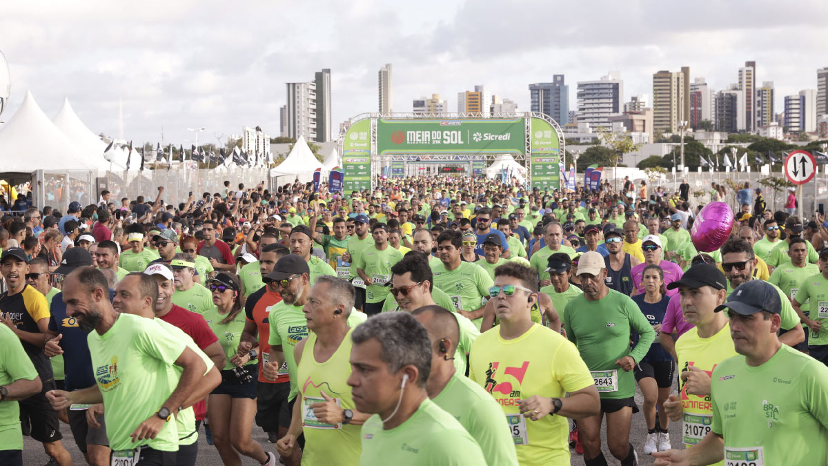 Corridas no RN: corredores na largada da Meia Maratona do Sol de Natal.