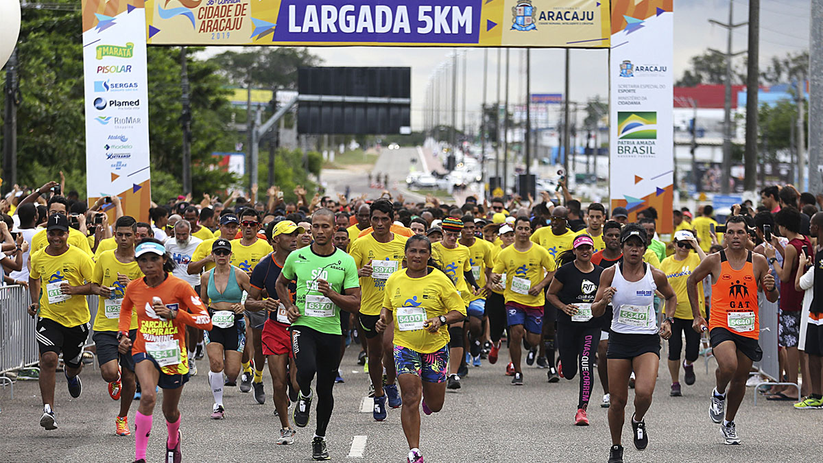 Corridas em Sergipe: imagens de corredores na largada da Corrida Cidade de Aracaju.