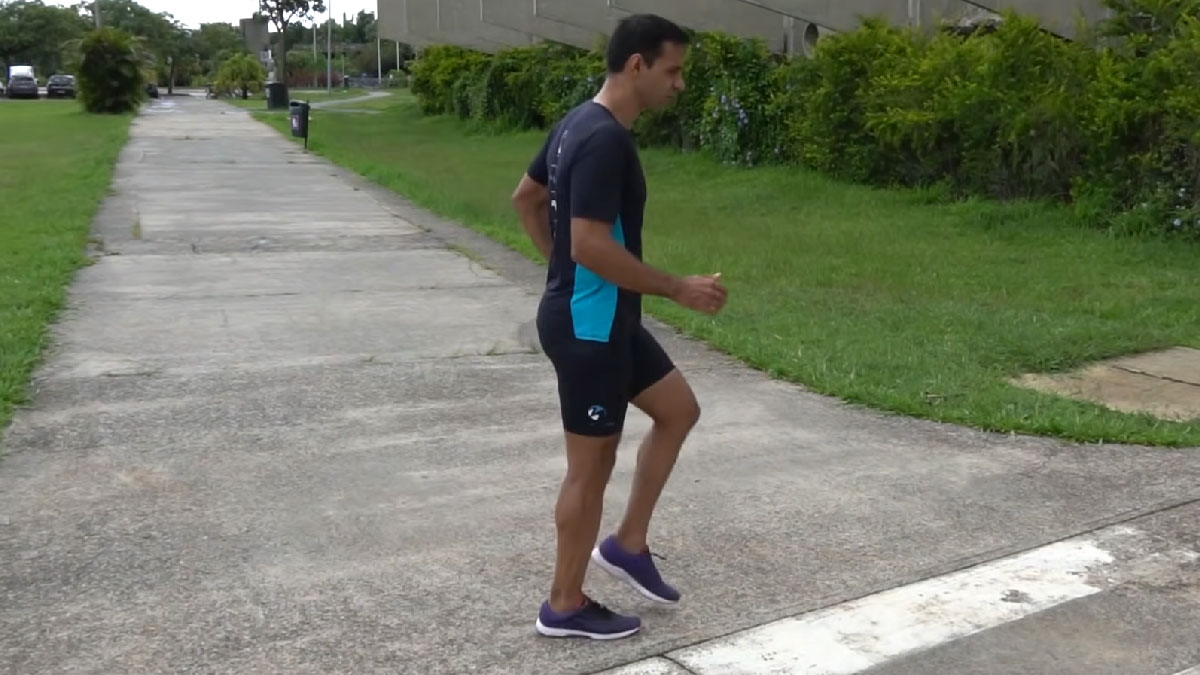 Imagem de corredor ao centro fazendo o exercício, da esquerda para a direita.