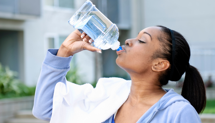 Hidratação é fundamental na recuperação muscular, não só no pós-treino ou prova, mas também no dia a dia.