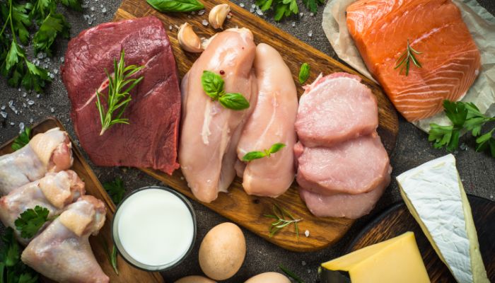 Imagem de mesa de proteínas, como carne, frango e ovos.
