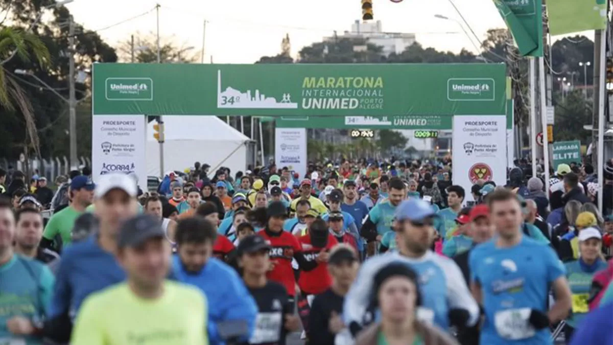 Corridas do RS: imagem de corredores na Largada da Maratona de Porto Alegre.