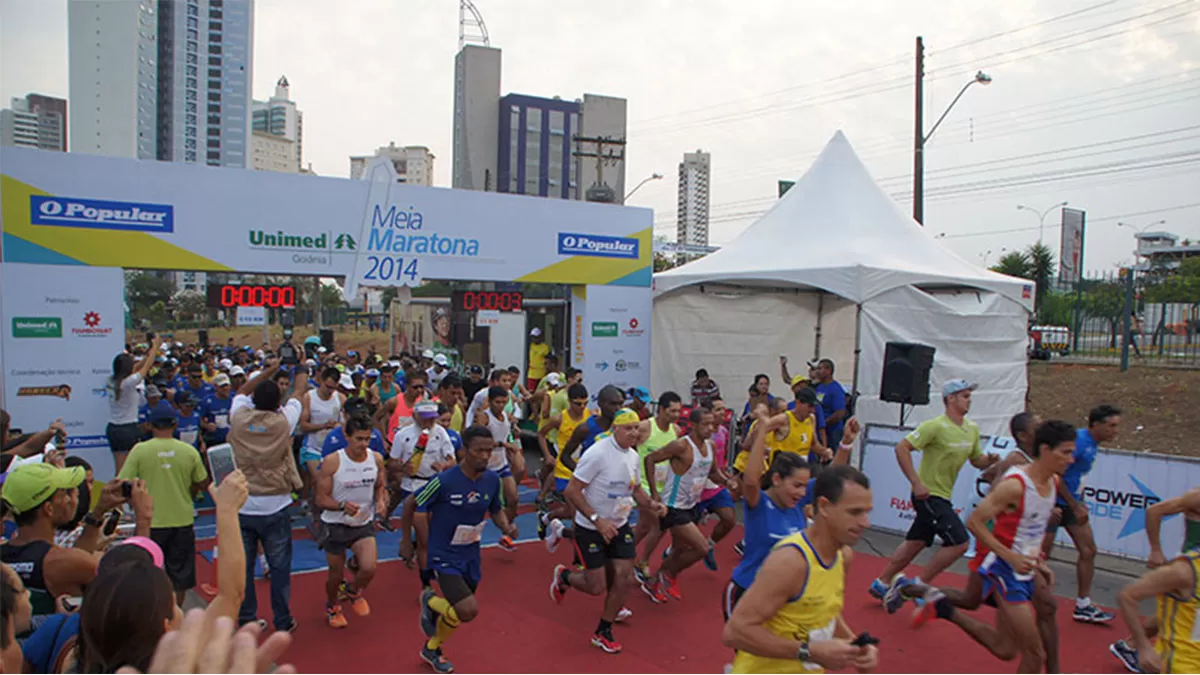 Imagem de corredores na Maratona de Goiânia 2014.