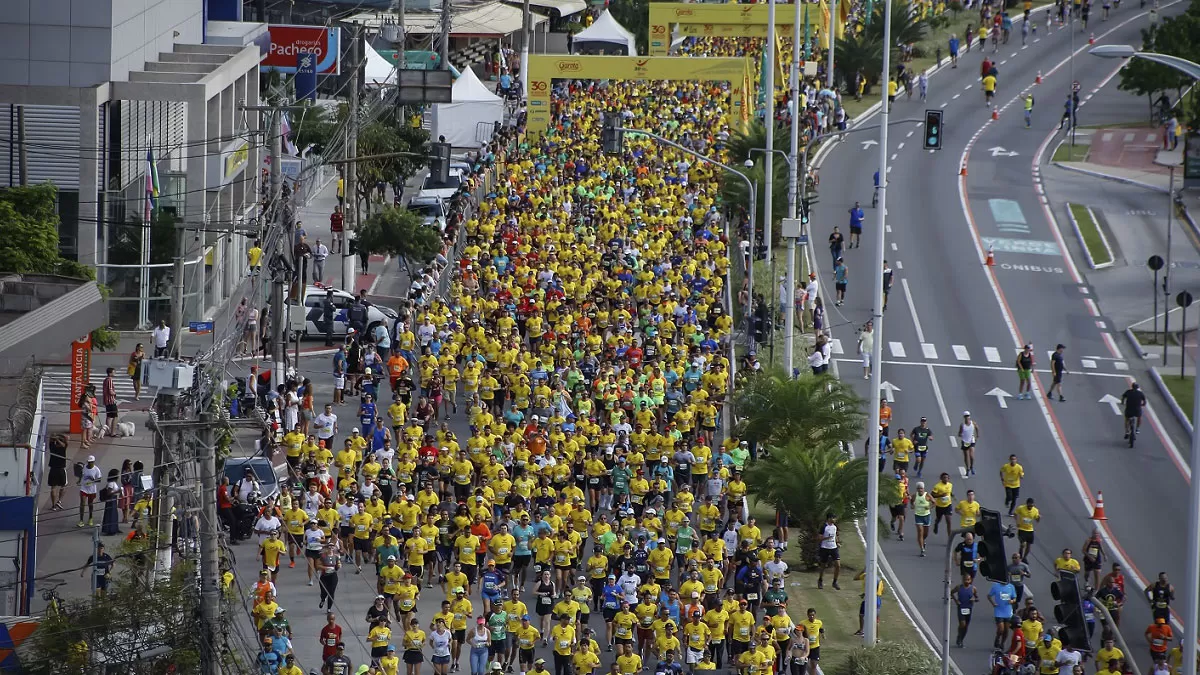 Corridas no ES: Imagem área da Corrida Garoto, com centenas de pessoas vestindo amarelo e vermelho.